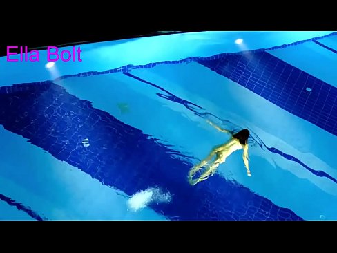 ❤️ मी पाहणे थांबवू शकत नाही, तरुण गोरा ELLA BOLT रिसॉर्ट पूलमध्ये नग्न पोहताना पकडला गेला ❤️❌  आमच्याकडे mr.mumsp.ru ❌